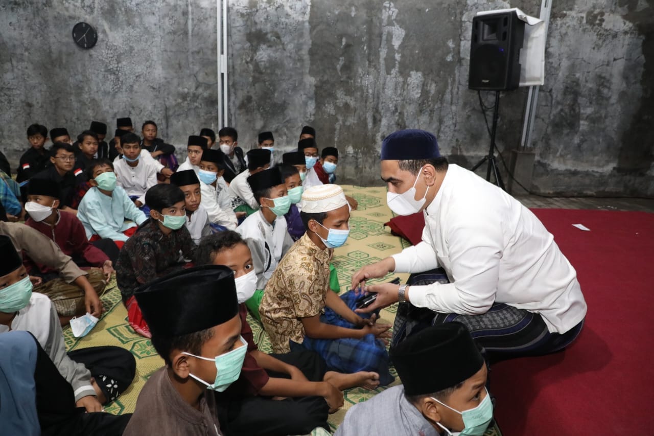 Gus Yasin Minta Pengusaha Sisihkan Rezeki Untuk Zakat Anak Yatim dan Fakir Miskin Sukoharjo - Wakil Gubernur Jawa Tengah, Taj Yasin Maimoen, mengimbau kepada para pengusaha di Jateng untuk berbagi dengan anak yatim, piatu, dan yatim piatu. Apalagi, kegiatan tersebut dilaksanakan pada bulan Ramadhan yang penuh berkah ini. Orang nomor dua di Jateng itu juga mengapresiasi pengusaha cabai asal Sukoharjo, Septian Raharjo, yang mengumpulkan santri anak yatim untuk berbuka puasa di rumahnya, di Dukuh Kagokan, Kecamatan Gatak, Kabupaten Sukoharjo, Senin (18/04/2022). "Di dalam islam kita diminta saling menolong dalam ketakwaan. Salah satunya, berbagi kepada anak yatim, fakir miskin. Saya berharap kepada kawan-kawan pengusaha untuk, yuk kita bersama-sama. Kalau kami sendiri pemerintah tidak mungkin bisa menangani semuanya," kata Taj Yasin. Taj Yasin menambahkan berbagi dan gotong royong merupakan kunci sukses dalam menangani kemiskinan pada era Nabi Muhammad SAW. Kata dia, pada masa itu dibentuk Baitul Maal. Saat ini, lanjutnya, terdapat Badan Amil Zakat Nasional (Baznas), Lembaga Amil Zakat (Laz), dan lembaga lainnya. Oleh karenanya, dia menginginkan agar para pengusaha mau memberikan sedikit rezeki mereka agar dibagikan kepada yang membutuhkan. Apabila tak dapat dilakukan secara langsung, lanjutnya, dapat diserahkan kepada lembaga pengelola zakat, infaq, sedekah (ZIS). "Yuk kita berbagi, kita sisihkan uang kita untuk melakukan zakat membersihkan harta kita semua," tandasnya. Taj Yasin menyerahkan sebanyak 150 paket sembako kepada santri anak yatim. Paket sembako tersebut merupakan bantuan wagub berkolaborasi dengan pengusaha Cabai, Tian. Usai acara buka bersama, Taj Yasin melanjutkan kunjungan di Sukoharjo dengan menjadi imam Shalat Tarawih dan mengisi pengajian di Masjid Ma'ruf Abdurrochman, Kecamatan Gatak.