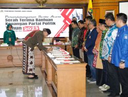 Ganjar Serahkan Bantuan Keuangan dari Pemprov Jateng kepada Parpol Tahun 2023