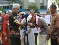Seorang Penjaga Makam Bangga Anaknya Jadi Lulusan Terbaik SMKN Jateng, Bisa Kuliah di UI