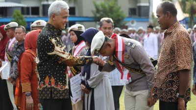 Seorang Penjaga Makam Bangga Anaknya Jadi Lulusan Terbaik SMKN Jateng, Bisa Kuliah di UI