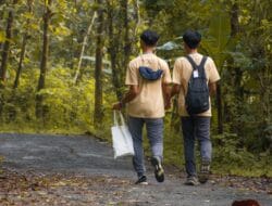 Diskon rak buku jati Blora Surabaya harga ekonomis desain minimalis