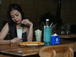 Meja makan trembesi dan kursi cafe kayu jati Jepara desain modern di Denpasar