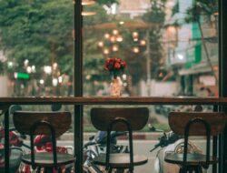 Meja makan minimalis modern kayu jati Blora untuk cafe di Jakarta
