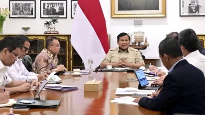 Presiden Prabowo Subianto mengadakan pertemuan dengan Wakil Ketua DPR RI Prof. Sufmi Dasco Ahmad beserta sejumlah Menteri Kabinet Merah Putih di Istana Merdeka, Jakarta, pada Senin (15/9/2025). Foto: Instagram/ @sekretariat.kabinet