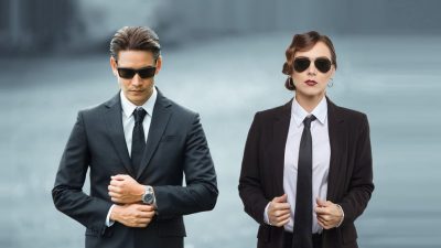 foto Menggunakan jas dan Kacamata Hitam