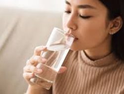 10 Manfaat Minum Air Putih: Solusi Mudah untuk Energi & Kulit Sehat