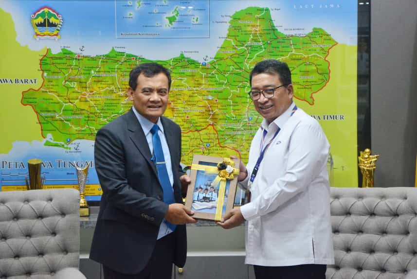 Gubernur Jawa Tengah Ahmad Luthfi (kiri) menerima laporan hasil pengawasan BPKP dari Kepala Perwakilan BPKP Jawa Tengah, Buyung Wiromo Samudra (kanan), di Semarang