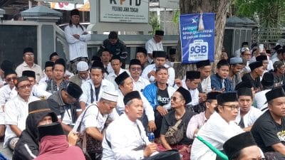 Ratusan santri dan alumni dari HIMASAL Jawa Tengah saat menggelar unjuk rasa di depan Kantor KPID Jateng