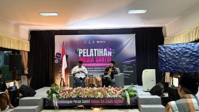 Pengasuh Ponpes Asrama Perguruan Islam (API) Tegalrejo, Magelang KH M Yusuf Chudlori atau Gus Yusuf saat menjadi narasumber acara Seminar Bincang Media Santri oleh RMI PWNU Jateng di rumah dinas Wakil Ketua DPRD Jawa Tengah Sarif Abdillah di Semarang Tengah, Kota Semarang, Selasa (21/10/2025).