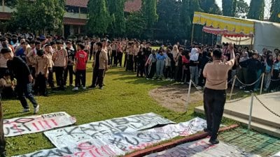 Suasana aksi unjuk rasa siswa SMAN 11 Semarang di kompleks sekolah, Jalan Lamper Tengah, Semarang, Jumat (24/10/2025).
