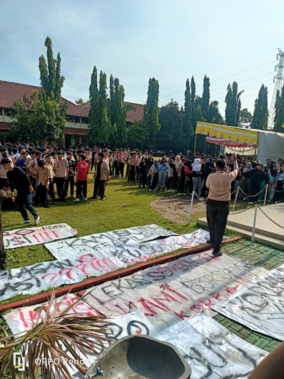 Suasana aksi unjuk rasa siswa SMAN 11 Semarang di kompleks sekolah, Jalan Lamper Tengah, Semarang, Jumat (24/10/2025).