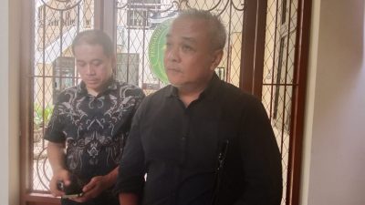 Advokat Okky Nurindra Wicaksono bersama kliennya Ady Nugroho usai sidang di Pengadilan Negeri Salatiga, Kamis (30/10/2025).
