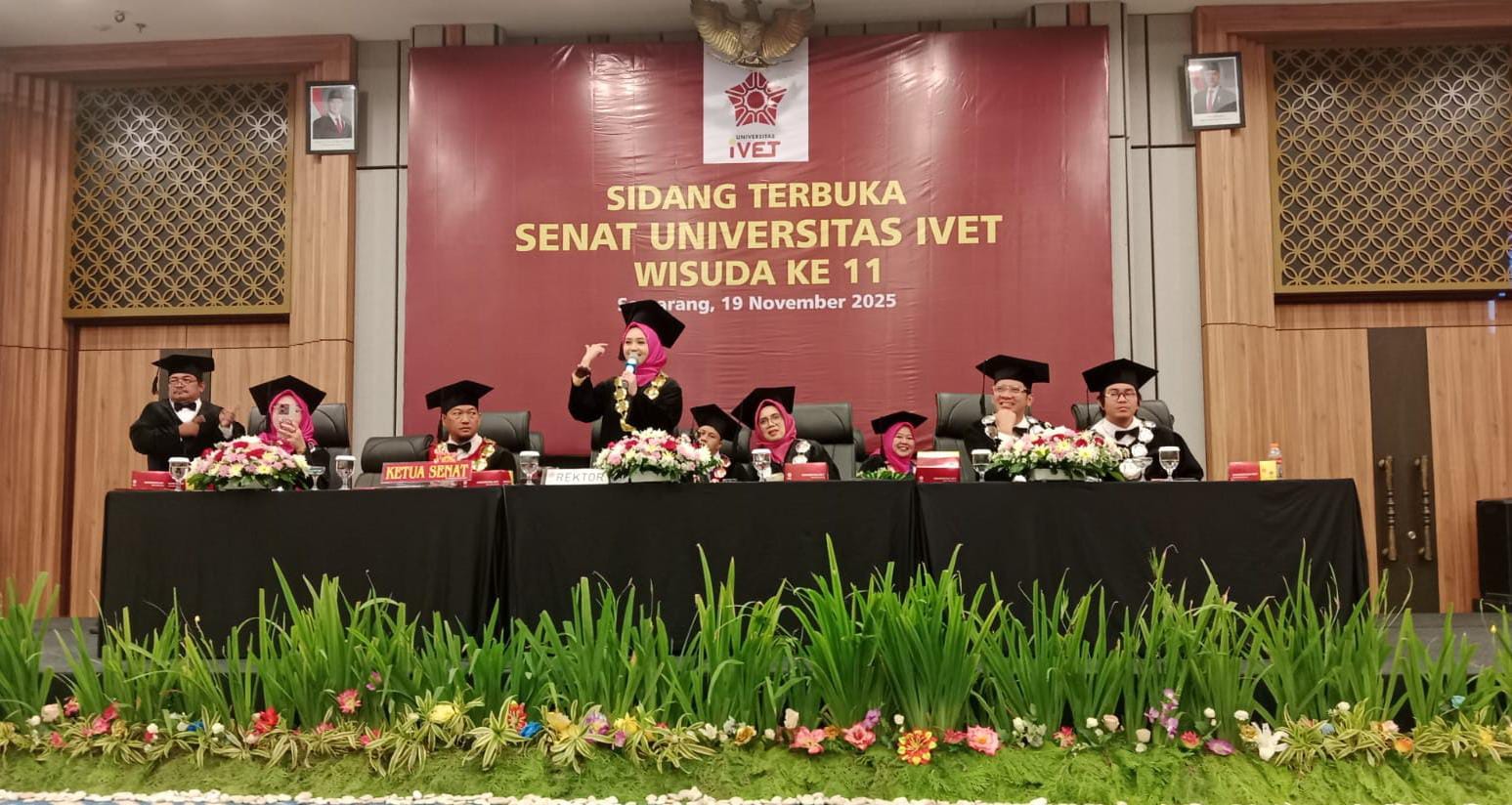 Rektor Unisvet Semarang, Dr. Luluk Elyana, M.Si saat menyumbangkan suara emasnya untuk menghibur wisudawan dan tamu undangan