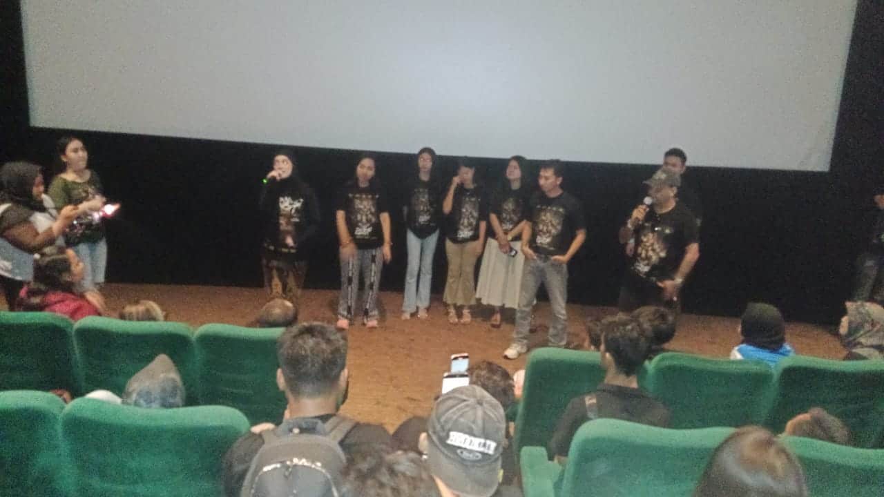 Celine Evangelista bersama kru dan fans-nya seusai pemutaran trailer Danyang Wingit Jumat Kliwon di DP Mall Semarang XXI, Rabu (19/11/2025) malam